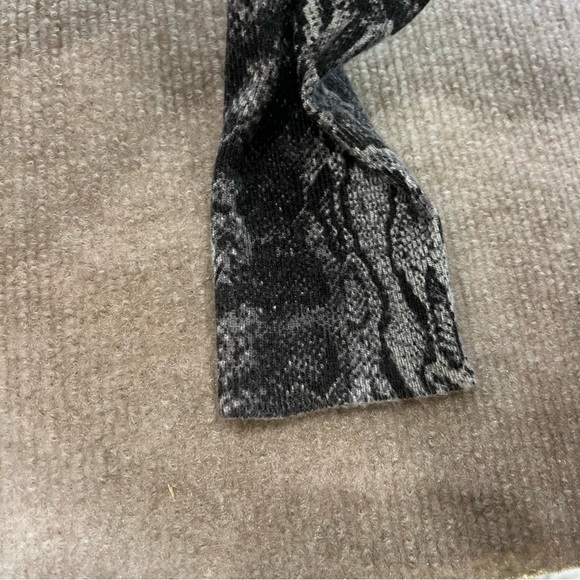 Joie Python print Wool Cashmere Blend Long Sleeve Sweater Women’s Size Small - Picture 12 of 12